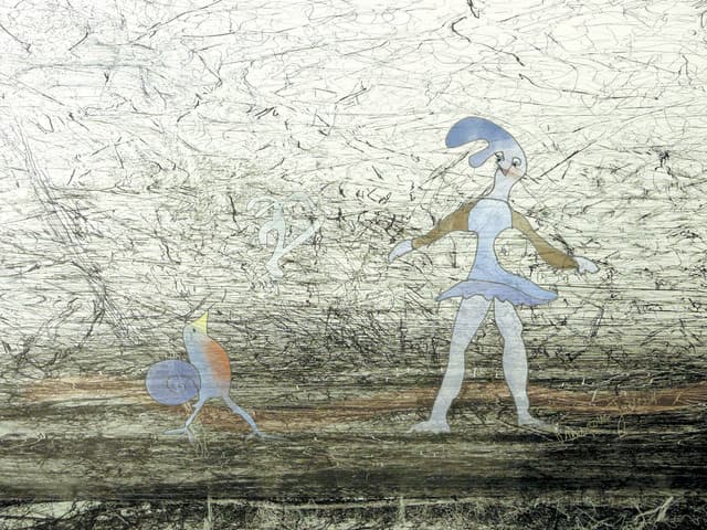 Prétentieux, de Françoise Jetteur. Sur un fond gris griffé de traits noirs, un grand personnage en tutu bleu pâle, la tête en forme de crête, se tient sur la pointe des pieds devant un petit oiseau rond aux couleurs d’arc-en-ciel.