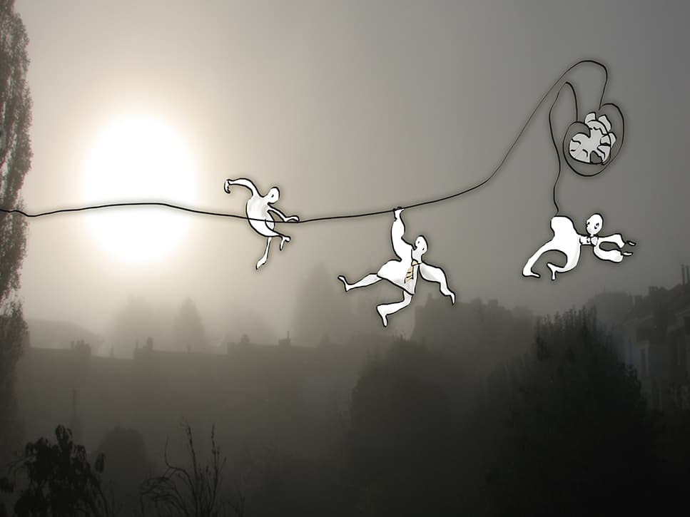 Sur le fil, de Françoise Jetteur. Trois personnages blancs suspendus à un fil au-dessus d'une ville dans la brume, sous un soleil voilé, le fil se terminant par un cœur.