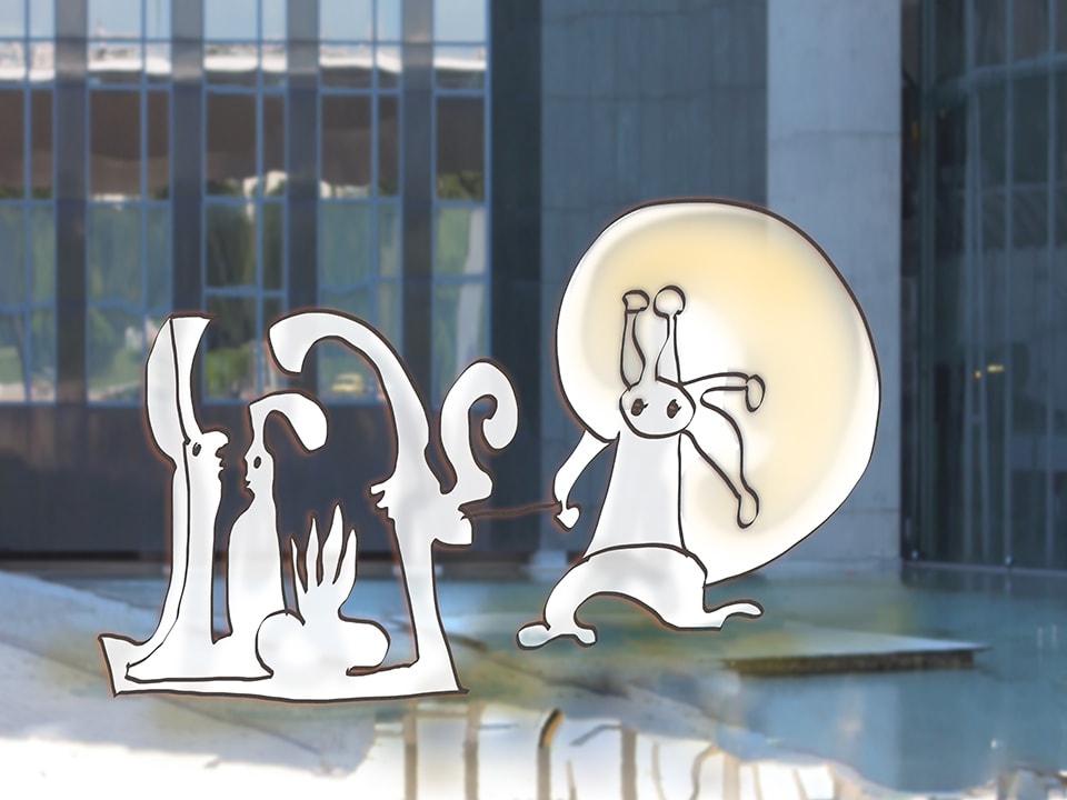 Bouh !, de Françoise Jetteur. Personnage blanc bondissant hors d'un grand disque lumineux devant une façade vitrée, face à des silhouettes blanches aux formes recourbées.