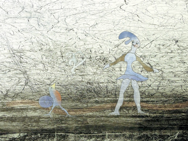 Prétentieux, de Françoise Jetteur. Sur un fond gris griffé de traits noirs, un grand personnage en tutu bleu pâle, la tête en forme de crête, se tient sur la pointe des pieds devant un petit oiseau rond aux couleurs d’arc-en-ciel.
