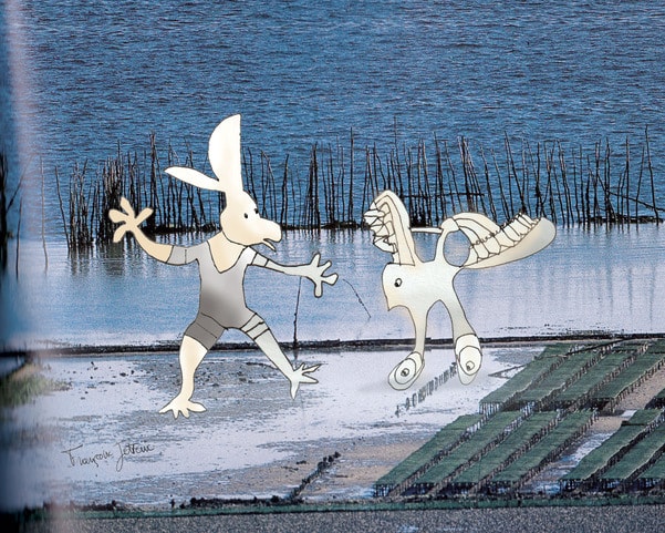 Lapin oiseau gris, de Françoise Jetteur. Un personnage gris aux grandes oreilles tend les bras vers une créature blanche, mi-lapin mi-oiseau, sur la photographie d’un rivage où des rangées de piquets sortent de l’eau.