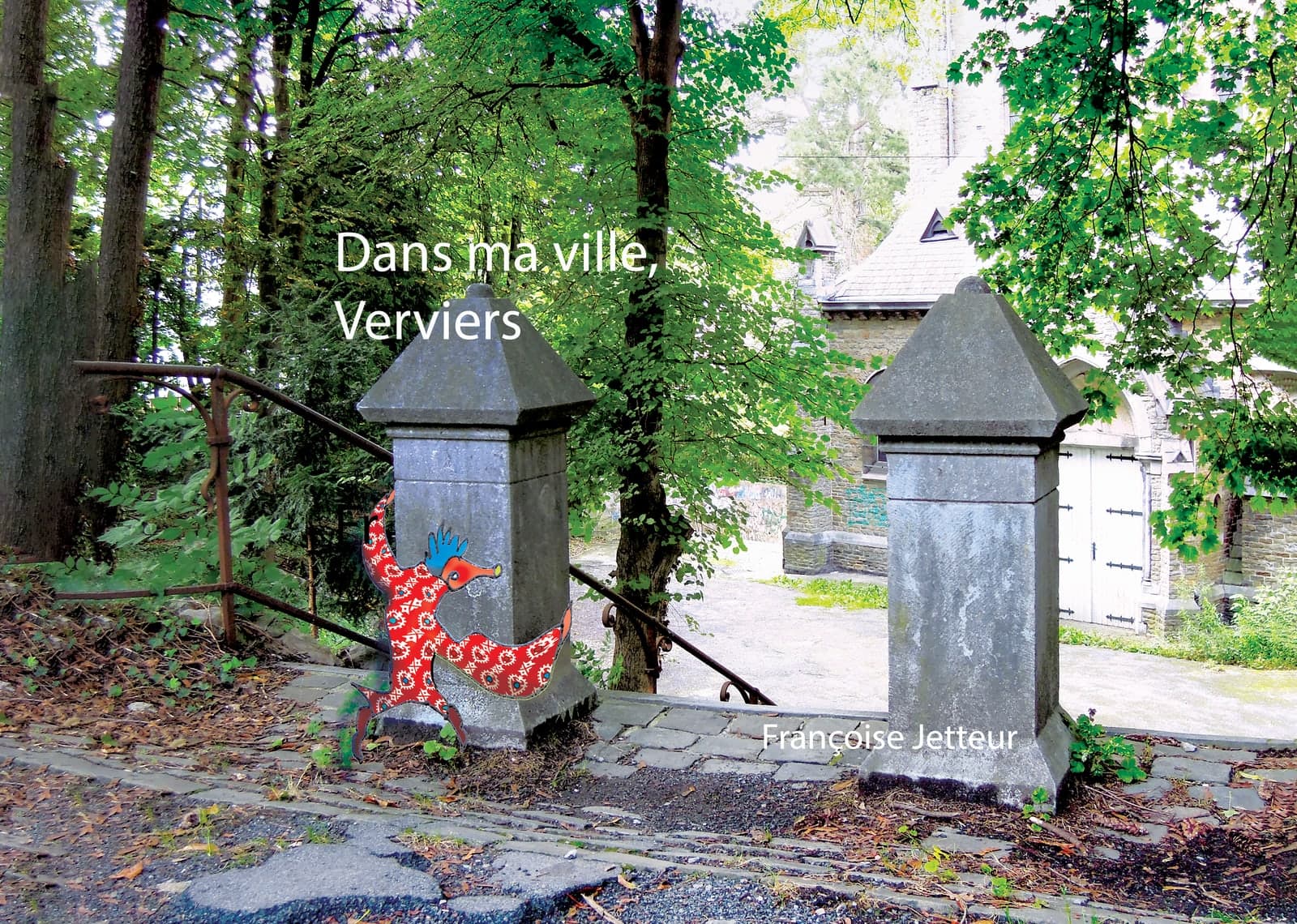 Couverture du livre « Dans ma ville, Verviers » : un oiseau rouge à motifs dessiné au pied d'un pilier de pierre, sur la photographie d'un escalier bordé d'arbres.